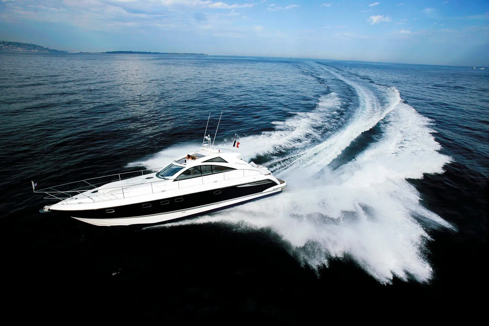 Iate branco de luxo a navegar no mar