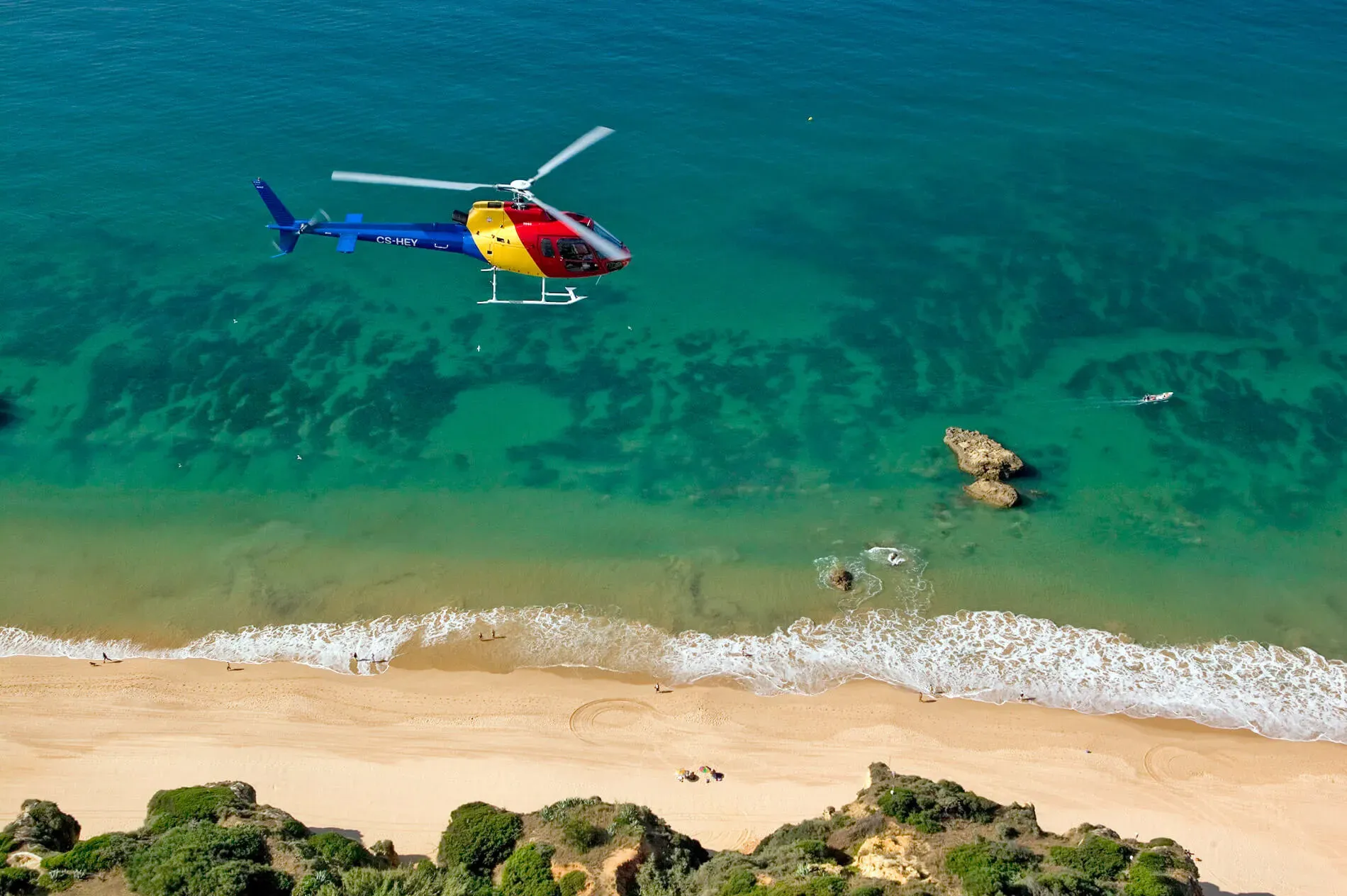Helicóptero a sobrevoar uma praia em Portugal